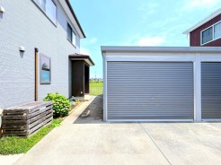 ~閑静な住宅街の立地~
・周辺は閑静な住宅街となっておりますので、静かな暮らしをご実現いただけます。
・前面道路の交通量も多くないので、小さなお子様がいるご家庭でもご安心ですね。