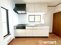 ~リビングを有効活用~
・キッチンは対面式ではなく壁側にございますので、お部屋の中の空間を有効活用できます。
・現地ではぜひ家具の配置などもイメージしながらご見学くださいませ。