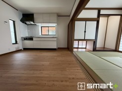 ~オプション施行もお任せください~
・フローリングの変色など劣化を軽減し、水をこぼした場合などにも防いでくれるフロアコーテイングが人気となっております。
・オプション施行もお任せください。