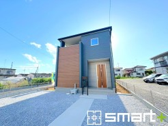 ~モダンな印象の外観~
・木目調の外壁アクセントは幅広いテイストにマッチし、住まいに温かみを与えてくれる人気のデザイン。
・見た目に重厚感が生まれ、高級感のある仕様となっております。