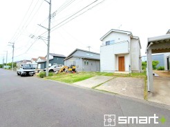 ~十分な広さのある前面道路~
・前面道路は約6mございますので、お車でのすれ違いも楽々で余計なストレスがかかりません。
・日々お車での移動が多い方には大切なポイントですね。