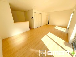~窓からたっぷりの陽光~
・穏やかな陽だまりに包まれる居心地の良いLDKは、ご家族が自然と集まる憩いのスペース。
・家事をしながらご家族との会話が楽しめる人気のカウンターキッチンも魅力。