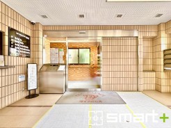 ~管理の行き届いたエントランス~
・お住まいの「顔」でもあるエントランス。管理会社の方でしっかりと管理されております。
・ぜひ現地でご体感くださいませ。
