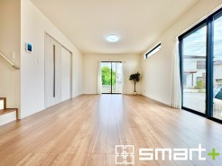 ~余裕の空間が広がるLDK~
・18.5帖あるLDKはご家族団らんのお時間を余裕の広さで演出してくれます。
・ご内覧の際は家具の配置などもイメージしながらご覧くださいませ。