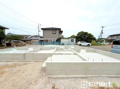 ~ベタ基礎でしっかりとした土台~
・コンクリートの中に鉄筋を配し強度を高めた「ベタ基礎」を採用。
・しっかりとした土台を造ったうえで、その上に建物が築造されていきます。