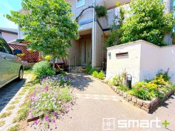 ~130平米のゆとりの住まい~
美しい緑が住まいを優しく包み込み、心地よい時間を演出します。美しく整えられた住空間とともに、上質な暮らしをお楽しみください