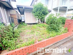 ~広々したお庭のある邸宅~
・余裕の敷地には広いお庭もご用意。
・ガーデニングや安らぎの空間として、倉庫を置いたりと様々な活用が可能です。
・人工芝の敷設などもお気軽にご相談くださいませ。