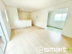 ~ナチュラルな色彩のLDK~
・自然な風合いの色味で纏められたLDKは家具のコーディネートもしやすくなっております。
・どんなインテリアにするか、考えるだけでも楽しくなりますね。(1号棟)