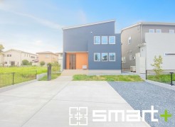 ~シックな色彩の外観を採用~
・外壁に濃い色を採用する事でモダンな印象のシックな外観となっております。
・高級感も出るので毎日家に帰るのが誇らしくなります。ぜひ現地でご確認くださいませ。