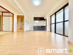 ~窓からはたっぷりの陽光~
・大きな窓から明るい陽光が舞い込みお部屋全体を心地のよい空間に。
・明るい空間でくつろぎのお時間をお過ごしいただけます。