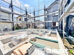 ~ベタ基礎でしっかりとした土台~
・コンクリートの中に鉄筋を配し強度を高めた「ベタ基礎」を採用。
・しっかりとした土台を造ったうえで、その上に建物が築造されていきます。