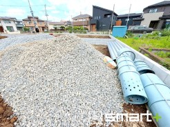 ~ベタ基礎でしっかりとした土台~
・コンクリートの中に鉄筋を配し強度を高めた「ベタ基礎」を採用。
・しっかりとした土台を造ったうえで、その上に建物が築造されていきます。