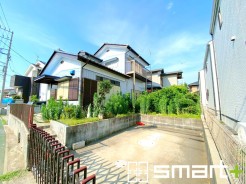 ~閑静な住宅街の立地~
・周辺は閑静な住宅街となっておりますので、静かな暮らしをご実現いただけます。
・前面道路の交通量も多くないので、小さなお子様がいるご家庭でもご安心ですね。