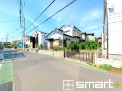 ~十分な広さのある前面道路~
・前面道路は約5.4mございますので、お車でのすれ違いも楽々で余計なストレスがかかりません。
・日々お車での移動が多い方には大切なポイントですね。