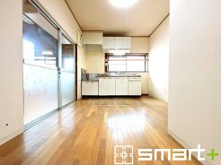 日々の暮らしに心地よく寄り添う、すっきりと開放的な空間です。飾り気のないシンプルな佇まいが、自分らしい彩りを加える楽しさを引き立てます