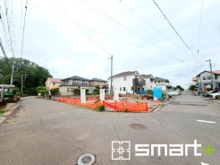 ~開放感ある角地のお住まい~
・2方向が空く事で開放感のある角地に位置しております。
・窮屈な感じが無く、ゆったりと暮らせるこの魅力をぜひ現地でご体感くださいませ。
(A号棟)