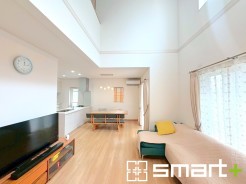 ~ナチュラルな色彩のLDK~
・自然な風合いの色味で纏められたLDKは家具のコーディネートもしやすくなっております。
・どんなインテリアにするか、考えるだけでも楽しくなりますね。