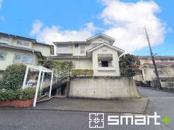 ~綺麗にお使いの外観~
・外観も綺麗にお使いなので、築年数を感じさせない見た目となっております。
・外壁や屋根のリフォームなどをお考えの方もお気軽にご相談くださいませ。