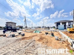 ~ベタ基礎でしっかりとした土台~
・コンクリートの中に鉄筋を配し強度を高めた「ベタ基礎」を採用。
・しっかりとした土台を造ったうえで、その上に建物が築造されていきます。