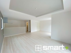 ~余裕の空間が広がるLDK~
・24.2帖あるLDKはご家族団らんのお時間を余裕の広さで演出してくれます。
・ご内覧の際は家具の配置などもイメージしながらご覧くださいませ。