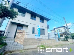 ~綺麗にお使いの外観~
・外観も綺麗にお使いなので、築年数を感じさせない見た目となっております。
・外壁や屋根のリフォームなどをお考えの方もお気軽にご相談くださいませ。