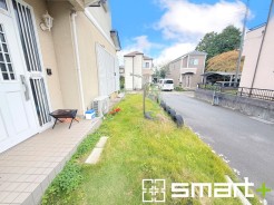 ~お庭もある余裕の敷地~
・広々した敷地にはお庭もご用意。お庭があるだけで余裕を感じますね。
・防草シートや人工芝の敷設などのオプションもお気軽にご相談くださいませ。