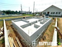 ~ベタ基礎でしっかりとした土台~
・コンクリートの中に鉄筋を配し強度を高めた「ベタ基礎」を採用。
・しっかりとした土台を造ったうえで、その上に建物が築造されていきます。
