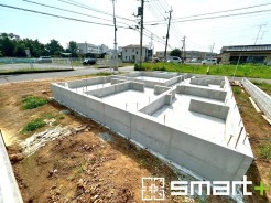 ~ベタ基礎でしっかりとした土台~
・コンクリートの中に鉄筋を配し強度を高めた「ベタ基礎」を採用。
・しっかりとした土台を造ったうえで、その上に建物が築造されていきます。