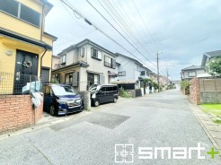 ~閑静な住宅街の立地~
・周辺は閑静な住宅街となっておりますので、静かな暮らしをご実現いただけます。
・前面道路の交通量も多くないので、小さなお子様がいるご家庭でもご安心ですね。