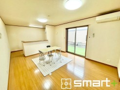 ~穏やかな陽の入るLDK~
・大きな窓のあるLDKは陽当りも良好で明るい空間となっております。
・ご家族団らんなど過ごす時間の多いLDKが明るいのは嬉しいポイントですね。