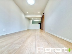~日当り良好のLDK~
・窓からたっぷりの陽光が差し込む明るいリビングで寛ぎのひと時を。
・出来立てのお料理を運ぶのにも、食器の後片付けもラクラクなカウンターキッチン。