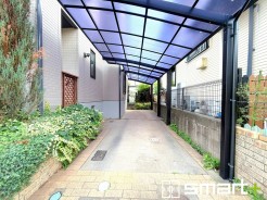 明るいアプローチと機能的な屋根付きのカースペース。暮らしを支える実用性と安心感が備わっています。