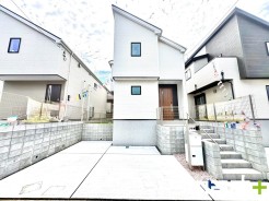 ~シンプルかつオシャレな白い外観~
・外壁をホワイトカラーにする事でクラシカルな印象の外観になりますね。
・高級感も出るので毎日家に帰るのが誇らしくなります。ぜひ現地でご確認くださいませ。