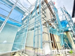~ベタ基礎でしっかりとした土台~
・コンクリートの中に鉄筋を配し強度を高めた「ベタ基礎」を採用。
・しっかりとした土台を造ったうえで、その上に建物が築造されていきます。