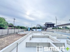 ~ベタ基礎でしっかりとした土台~
・コンクリートの中に鉄筋を配し強度を高めた「ベタ基礎」を採用。
・しっかりとした土台を造ったうえで、その上に建物が築造されていきます。