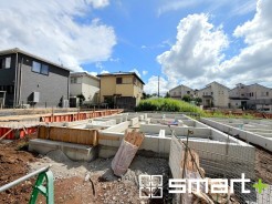 ~ベタ基礎でしっかりとした土台~
・コンクリートの中に鉄筋を配し強度を高めた「ベタ基礎」を採用。
・しっかりとした土台を造ったうえで、その上に建物が築造されていきます。