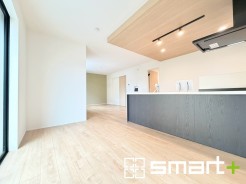 ~家族団らん明るい食卓~
・窓からたっぷりの陽光が差し込む明るいダイニング。ご家族で食卓を囲む素敵なひと時を。
・出来立てのお料理を運ぶのにも、食器の後片付けもラクラクなカウンターキッチン。