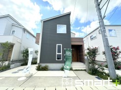 ~モダンな印象の外観~
・木目調の外壁アクセントは幅広いテイストにマッチし、住まいに温かみを与えてくれる人気のデザイン。
・見た目に重厚感が生まれ、高級感のある仕様となっております。