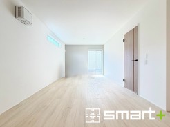 ~穏やかな陽の入るLDK~
・大きな窓のあるLDKは陽当りも良好で明るい空間となっております。
・ご家族団らんなど過ごす時間の多いLDKが明るいのは嬉しいポイントですね。