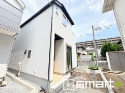 ~シンプルかつオシャレな白い外観~
・外壁をホワイトカラーにする事でクラシカルな印象の外観になりますね。
・高級感も出るので毎日家に帰るのが誇らしくなります。ぜひ現地でご確認くださいませ。