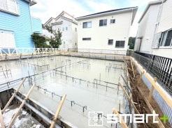 ~ベタ基礎でしっかりとした土台~
・コンクリートの中に鉄筋を配し強度を高めた「ベタ基礎」を採用。
・しっかりとした土台を造ったうえで、その上に建物が築造されていきます。
