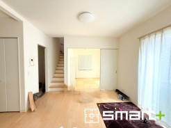 ~開放的なリビングイン階段~
・ご家族のお出掛けや帰宅がわかるリビングイン階段。自然とコミュニケーションが増えますね。
・隣接する和室を開放すると20帖超の広々とした空間になります。