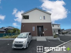 ~明るさを感じる外観~
・外壁は2トーンカラーを採用し、デザイン性に優れた見た目となっております。
・帰宅した際にホッと感じるような飽きのこない外観。ぜひ現地でご確認くださいませ。