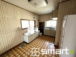 ~広々キッチンスペース~
・キッチンスペースは余裕のある広さとなっており、キッチン内のでのすれ違いも楽々。
・お料理や洗い物がしやすい設計となっております。