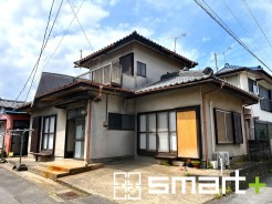 ~和風な外観の邸宅~
・シックな和風の外観のお住まい。心が落ち着く見た目となっております。
・外壁や屋根のリフォームをお考えの方もお気軽にご相談くださいませ。