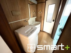~シャワー付き洗面台を採用~
・洗面台の蛇口がホースで伸びシャワーとしてご利用可能。
・朝の寝ぐせ直しなどにシャワーを使いたい時、洗面台の掃除をする際にも便利にお使いいただけます。