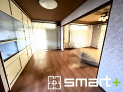~穏やかな陽の入るLDK~
・大きな窓のあるLDKは陽当りも良好で明るい空間となっております。
・ご家族団らんなど過ごす時間の多いLDKが明るいのは嬉しいポイントですね。