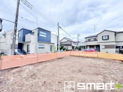 ~ベタ基礎でしっかりとした土台~
・コンクリートの中に鉄筋を配し強度を高めた「ベタ基礎」を採用。
・しっかりとした土台を造ったうえで、その上に建物が築造されていきます。