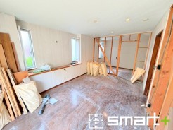~穏やかな陽の入るLDK~
・大きな窓のあるLDKは陽当りも良好で明るい空間となっております。
・ご家族団らんなど過ごす時間の多いLDKが明るいのは嬉しいポイントですね。