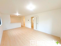 ~ナチュラルな色彩のLDK~
・自然な風合いの色味で纏められたLDKは家具のコーディネートもしやすくなっております。
・どんなインテリアにするか、考えるだけでも楽しくなりますね。(1号棟)